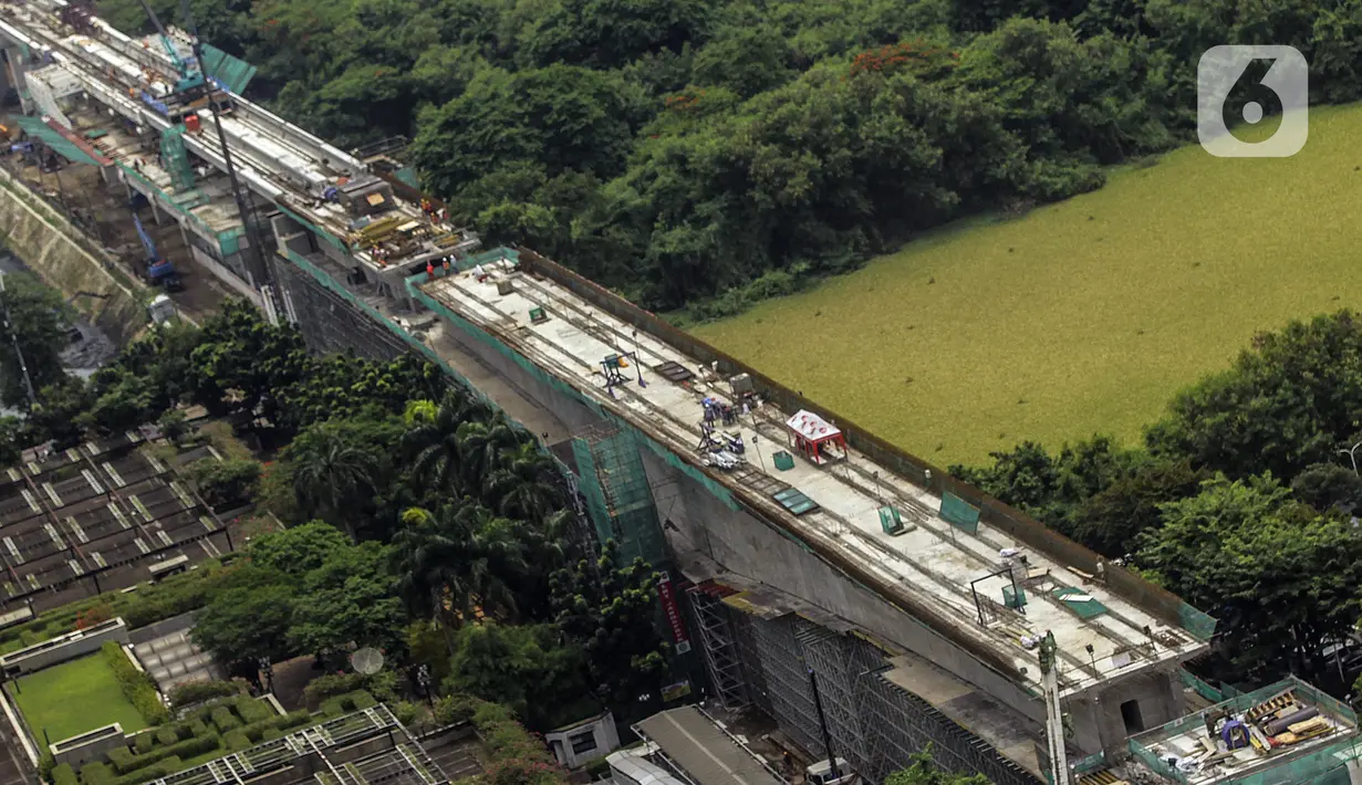 Proyek transportasi light rail transit (LRT) di kawasan Tanah Abang, Jakarta, Selasa (27/10/2020). Per September 2020, progres proyek LRT yang menghubungkan Jakarta, Bogor, Depok, dan Bekasi sepanjang 44 km tersebut telah mencapai 77 persen. (Liputan6.com/JohanTallo)