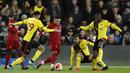 Gelandang Liverpool, Alex Oxlade-Chamberlain, berusaha melewati pemain Watford pada laga Premier League di Stadion Vicarage Road, Sabtu (29/2/2020). Watford menang 3-0 atas Liverpool. (AP/Alastair Grant)