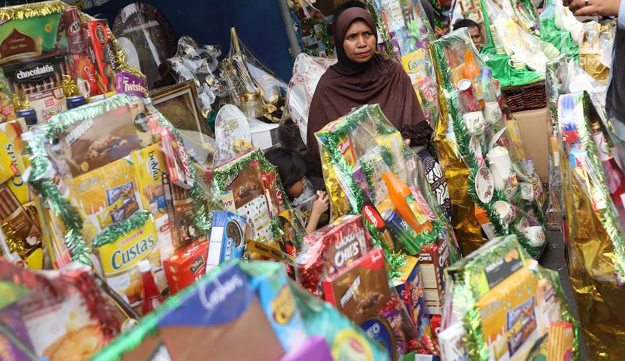 Pedagang menjual parsel di kawasan Cikini, Jakarta, Rabu (6/6). Menjelang Hari Raya Idul Fitri, penjualan parsel para pedagang dadakan tersebut meningkat hingga 50 persen. (Liputan6.com/Immanuel Antonius)