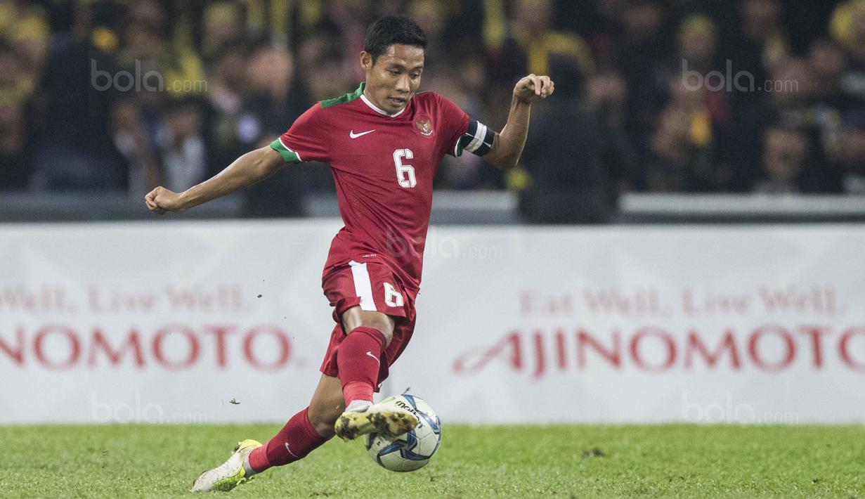 Gelandang Timnas Indonesia, Evan Dimas, mengontrol bola saat melawan Malaysia pada semifinal SEA Games di Stadion Shah Alam, Selangor, Sabtu (26/8/2017). Indonesia kalah 0-1 dari Malaysia. (Bola.com/Vitalis Yogi Trisna)