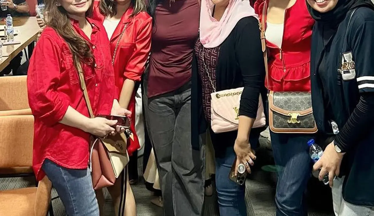 Gayanya semakin abg dengan mengenakan sneakers putih dari Adidas model samba. Tampak ia pun membawa shoulder bag coklat. [@yulienasution.official]
