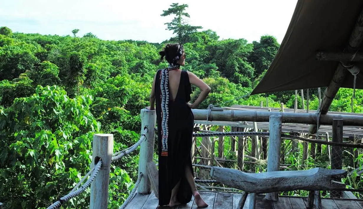 Wanita berusia 38 tahun ini diketahui sering menggunakan baju tradisional dan kain etnik khas Nusantara. Hal ini diketahui beberapa foto unggahannya di media sosial Instargamnya. (Liputan6.com/IG/@titiradjopadmaja)