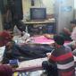 Petugas Dinas Perhubungan Kota Bekasi menyampaikan belasungkawa sekaligus menyerahkan uang duka ke kediaman keluarga pengemudi ojol yang tewas tertimpa tiang petunjuk jalan, Sabtu (5/3/2022). (Istimewa)