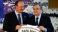 Florentino Perez (kanan) saat memperkenalkan pelatih baru Real Madrid, Rafael Benitez, di Stadion Santiago Bernabeu, Rabu (3/6/2015). Benitez ditunjuk sebagai menggantikan Carlo Ancelotti. (Reuters/Sergio Perez)