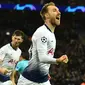 Selebrasi Christian Eriksen usai mencetak gol ke gawang Samir Handanovic di menit ke-80 pada laga lanjutan Liga Champions yang berlangsung di stadion Wembley, Inggris, Kamis (29/11). Tottenham Hotspur menang 1-0 atas Inter Milan (AFP/Ben Stansall)