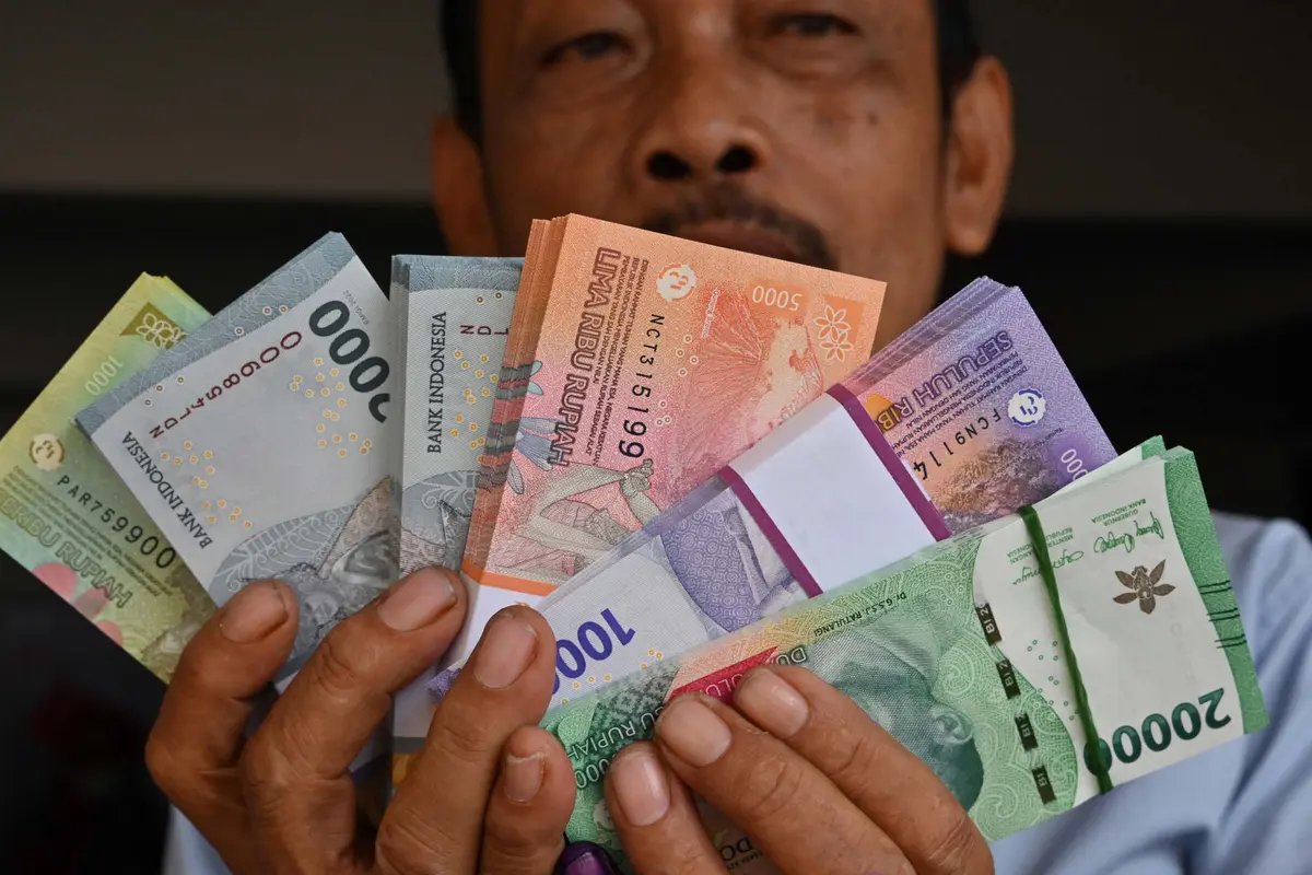 Antusiasme Warga Serbu Lokasi Penukaran Uang Baru