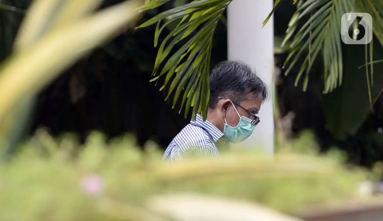 Mantan Direktur Utama PT Dirgantara Indonesia (Persero) atau PTDI Budi Santoso mendatangi Gedung KPK, Jakarta, Jumat (5/6/2020). Budi menjalani pemeriksaan penyidik KPK sebagai tersangka terkait dugaan korupsi penjualan dan pemasaran pesawat pada PTDI pada tahun 2007-2017. (merdeka.com/Dwi Narwoko)