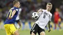 Gelandang Jerman, Toni Kroos, berusaha mengontrol bola saat melawan Swedia pada laga grup F Piala Dunia di Stadion Fisht, Sochi, Sabtu (23/6/2018). Gol injury time dirinya beri kemenangan untuk Jerman. (AP/Rebecca Blackwell)