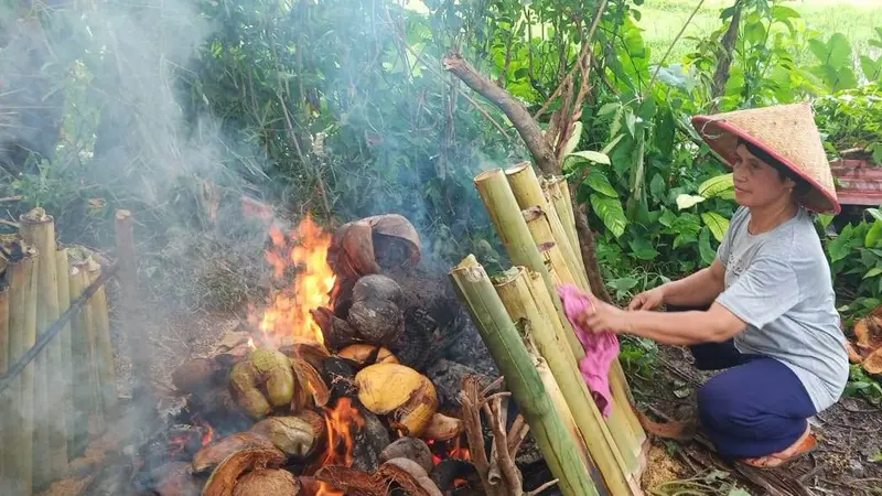 Warga Kecamatan Pauh malamang atau membuat lemang menyambut Hari Raya Idul Fitri. (Liputan6.com/ Novia Harlina)