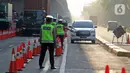 Polisi berjaga saat penyekatan di KM 31 Tol Jakarta-Cikampek, Kabupaten Bekasi, Jawa Barat, Sabtu (17/7/2021). Penyekatan dilakukan untuk mengantisipasi lonjakan lalu lintas jelang hari libur Idul Adha. (Liputan6.com/Herman Zakharia)