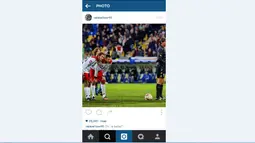 Valentino Rossi saat bermain bola bersama Marco Materazzi. (foto/instagram/valeyellow46)