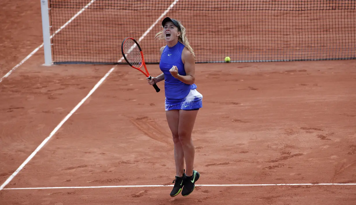 Ekspresi kegembiraan Elina Svitolina usai mengalahkan petenis Kroasia, Petra Martic pada turnamen dPrancis Terbuka di Roland Garros stadium, Paris, (7/6/2017). (AP/Christophe Ena)