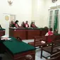 Majelis hakim sempat menanyai bos gudang berisi ribuan obat PCC itu tentang pengacara sebelum persidangan dimulai. (Liputan6.com/Eka Hakim)