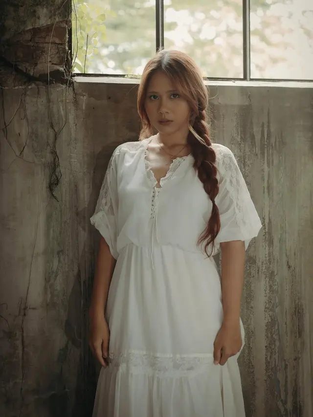 Tampilan Vintage Nadin Amizah dengan Gaun Putih Bakal Ramaikan KLBB 2025