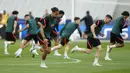 Pemain Liverpool Virgil van Dijk melakukan pemanasan saat sesi latihan di Stade de France, Saint Denis, Prancis, 27 Mei 2022. Liverpool dan Real Madrid membuat persiapan terakhir mereka sebelum saling berhadapan dalam pertandingan sepak bola final Liga Champions. (AP Photo/Manu Fernandez)