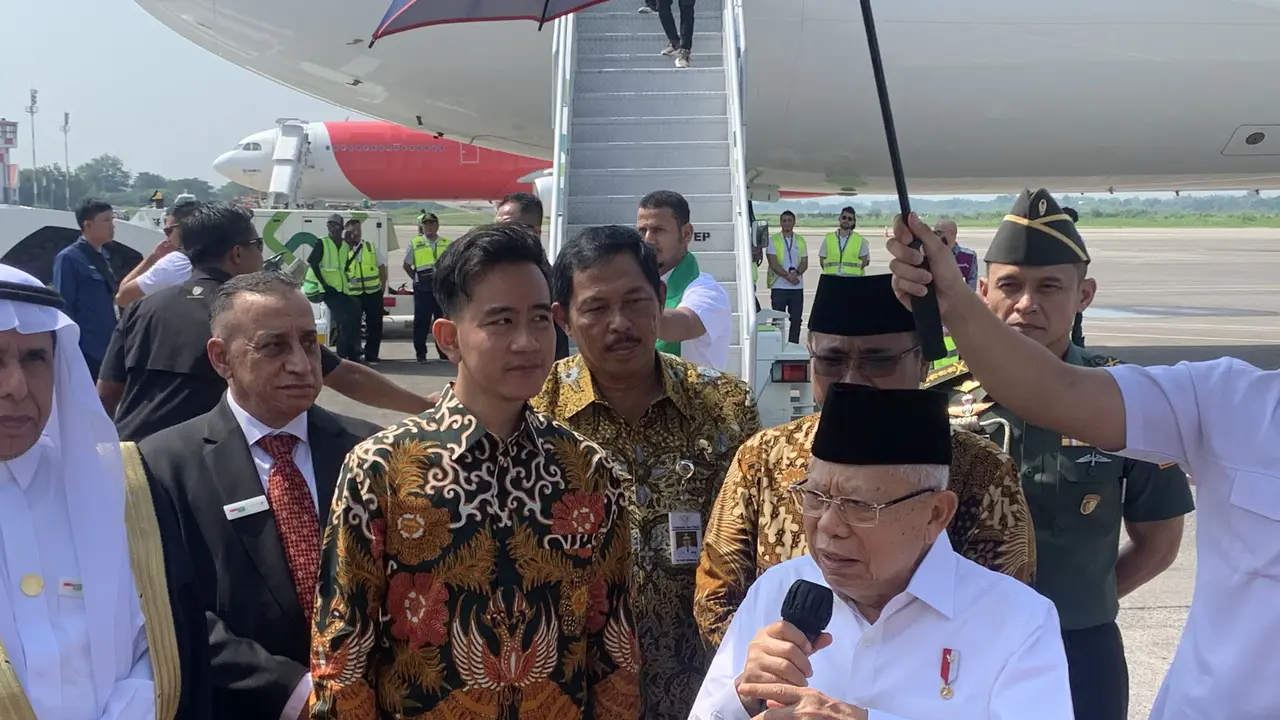 Ma'ruf Amin, meninjau dan melepas calon jemaah haji Embarkasi Solo kloter SOC 70 Kabupaten Kudus, di Bandara Adi Soemarmo Solo, Jawa Tengah, Jumat (31/5/2024)