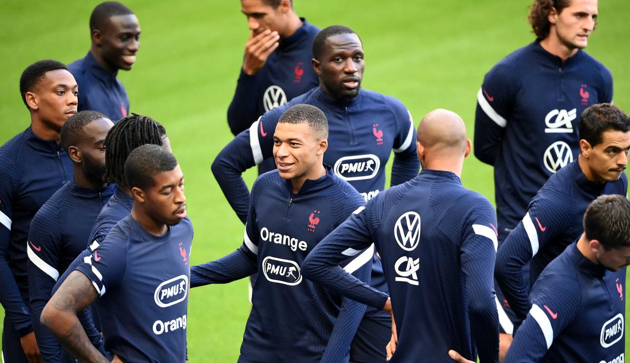 Penyerang Prancis, Kylian Mbappe, mengikuti sesi latihan jelang laga UEFA Nations League di Paris, Senin (7/9/2020). Pemain muda PSG itu akan absen melawan Kroasia karena dinyatakan positif terjangkit COVID-19. (AFP/Franck Fife)