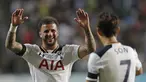 Pemain Tottenham Hotspur, Kyle Walker (kiri) merayakan gol bersama rekannya Son Heung-min saat melawan Kitchee Sports Club di Hong Kong, (26/5/2017). Tottenham menang 4-1. (AP/Kin Cheung)