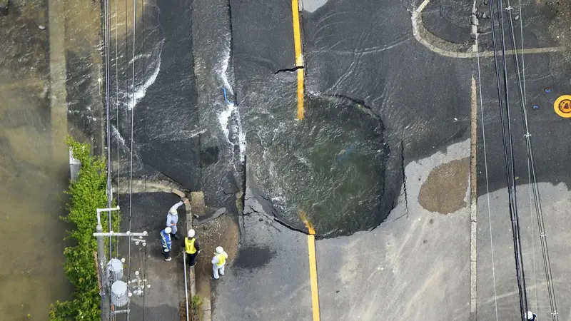 Lubang Besar Gempa Osaka