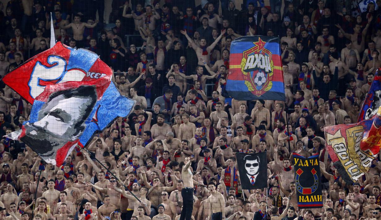 Dukungan suporter CSKA Moscow saat timnya melawan Arsenal pada leg kedua Liga Europa di CSKA Arena, Russia, (12/3/2018). Arsenal lolos ke Semifinal dengan agregat gol 6-3. (AP/Alexander Zemlianichenko)