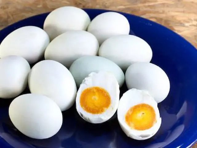 Cara Membuat Telur Asin Dengan Abu Gosok Dan Batu Bata Lifestyle Fimela Com