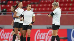 Ketiga wasit wanita tersebut merupakan wasit wanita berlisensi FIFA yang ditunjuk menjadi salah satu di antara pengadil lapangan dalam pertandingan Piala Dunia Antarklub 2020. (AFP/Karim Jaafar)