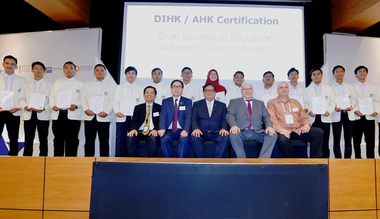 Menteri Ekonomi dan Energi Jerman Peter Altmaier (dua kanan depan), Menperin Airlangga Hartarto, Presdir PT Astra International Tbk Prijono Sugiarto foto bersama 16 mahasiswa peraih sertifikasi DIHK di Jakarta, Kamis (1/11). (Liputan6.com/Pool/Mulawarman)