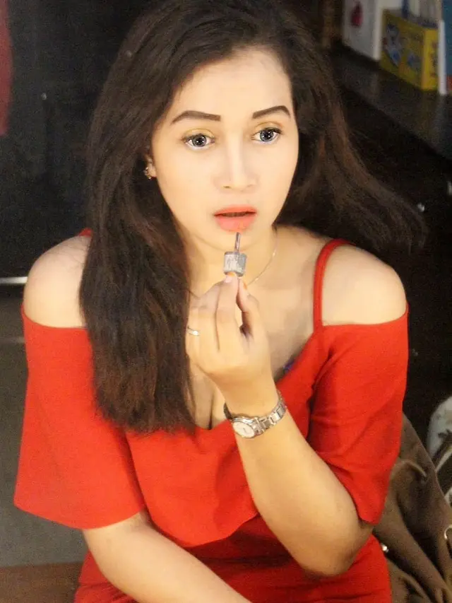 6 Potret Destia Astinatri, Mantan Istri Kedua Daus Mini yang Bikin Pangling