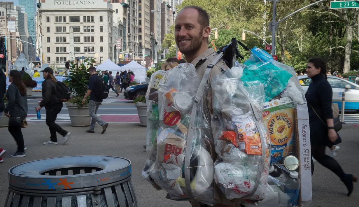 Aktivis lingkungan, Rob Greenfield melakukan kampanye peduli lingkungan di New York, AS, 4 September 2016. Rob membuang berbagai sampah yang ia hasilkan selama satu bulan ke tempat sampah plastik yang tertempel di tubuhnya. (AFP Photo/Bryan R. Smith)