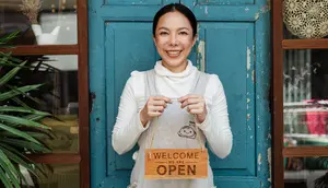 Ilustrasi membuka, merintis bisnis/usaha kecil. (Photo by Ketut Subiyanto: https://www.pexels.com/photo/ethnic-female-cafe-owner-showing-welcome-we-are-open-inscription-4473398/)