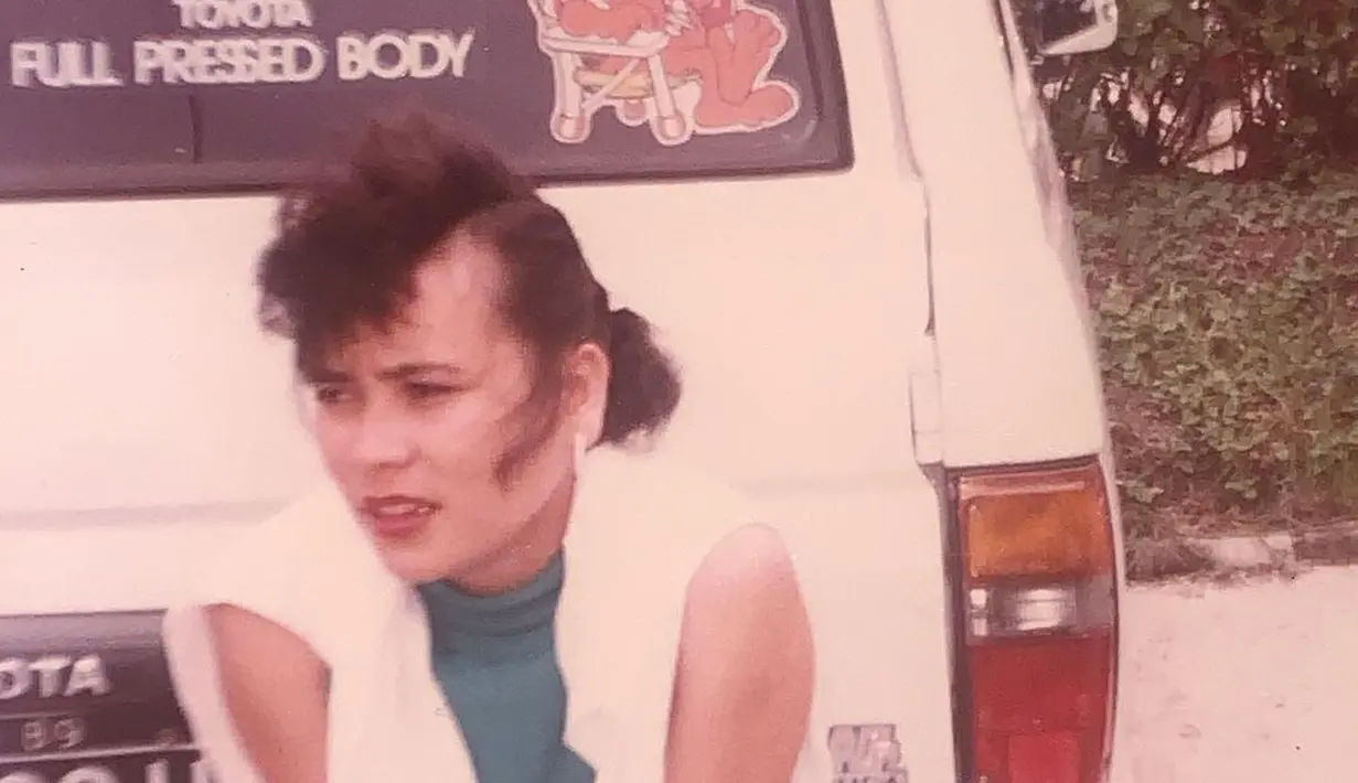 Prilly bagikan potret masa muda sang ibu yang disebut mirip dengannya. (Sumber: Instagram/@prillylatuconsina96)