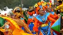 Sejumlah penari ikut memeriahkan pawai seni dan budaya Jakarta Karnaval, Minggu (7/6/2015). Pawai Jakarta Karnaval ini dalam rangka perayaan HUT Jakarta ke-488. (Liputan6.com/Faisal R Syam)
