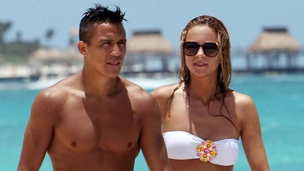 Wanita Seksi Ini Murka dengan Sifat Plaboy Alexis Sanchez