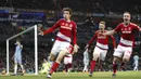 Gelandang Middlesbrough, Marten de Roon, merayakan gol yang dicetaknya ke gawang Manchester City  pada laga Premier League di Ettihad Stadium, Inggris, Sabtu (5/11/2016). Kedua tim bermain imbang 1-1. (Reuters/Carl Recine)