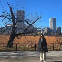 Dian Sastrowardoyo memilih Jepang sebagai liburan akhir tahun bersama keluarga. Ia tampil menggunakan coat hitam dipadukan inner dan celana coklat serta sneakers hitamnya. [@therealdisastr]