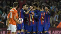 Rekan-rekan Mascherano rayakan gol pertamanya untuk Barcelona saat melawan Deportivo La Coruna (LLUIS GENE / AFP)