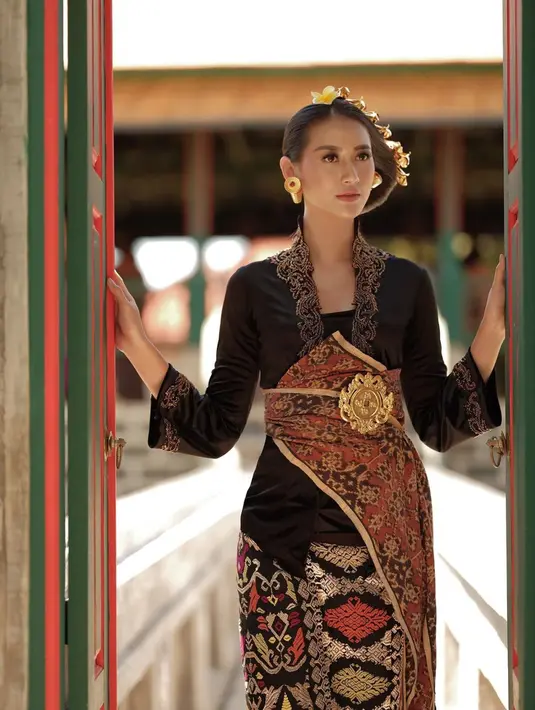 Seperti halnya Ayu Maulida, tentunya sebagai Puteri Indonesia 2020 yang menjadi salah satu orang yang mengkampanyekan wisata. Ia pun tampil menawan saat memakai berbagai busana Bali. Ia pun tampil luwes dengan parasnya yang menawan. (Liputan6.com/IG/@ayumaulida97)
