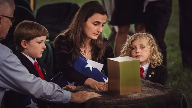 Obati Kangen, Bocah Ini Cuma Bisa Memeluk Batu Nisan Sang Ayah