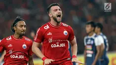 Pemain Persija, Marko Simic merayakan gol ke gawang Arema FC pada lanjutan Go-Jek Liga 1 Indonesia 2018 bersama Bukalapak di Stadion GBK Jakarta, Sabtu (31/3). Persija unggul 3-1 atas Arema FC. (Liputan6.com/Helmi Fithriansyah)