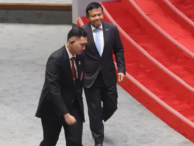 Calon Kepala Badan Intelijen Negara (BIN), Letjen TNI (Purn) Muhammad Herindra (kanan) saat menghadiri Rapat Paripurna Ke-4 DPR RI Masa Persidangan I Tahun Sidang 2024-2025 di kompleks Parlemen, Senayan, Jakarta, Kamis (17/10/2024). (merdeka.com/Arie Basuki)