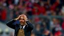 Ekspresi pelatih Bayern Munchen, Pep Guardiola, setelah anak asuhnya mencetak lima gol ke gawang Wolfsburg dalam sembilan menit dalam laga Bundesliga di Munchen, Selasa (22/9/2015). (Reuters/Michaela Rehle)