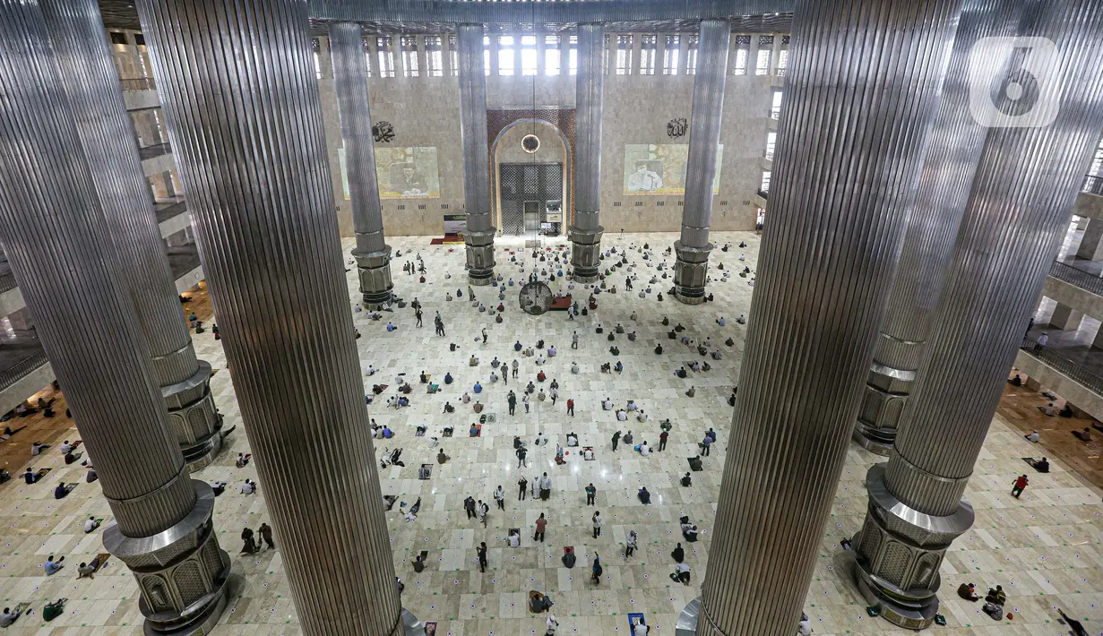 <p>Umat muslim melaksanakan sholat Jumat terakhir pada Ramadhan 1442 H di Masjid Istiqlal, Jakarta, Jumat (7/5/2021). Berdasarkan hisab, lebaran Idul Fitri jatuh pada 13 Mei 2021 sementara pelaksanaan rukyatul hilal (melihat posisi bulan) akan dilakukan sehari sebelumnya. (Liputan6.com/Faizal Fanani)</p>