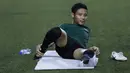Pemain Timnas Indonesia U-22, Evan Dimas, melakukan pemanasan saat latihan di Stadion Rizal Memorial, Manila, Jumat (22/11). Latihan ini persiapan jelang laga SEA Games 2019. (Bola.com/M Iqbal Ichsan)