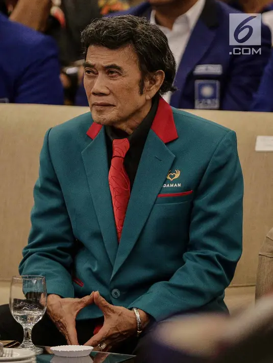 Ketua Umum Partai Idaman Rhoma Irama saat menhadiri deklarasi bergabungnya Partai Idaman ke PAN di di Jakarta, Sabtu (12/5). Zulkifli mengatakan dengan bergabungnya Partai Idaman dapat memberikan pengaruh untuk Pemilu 2019. (Liputan6.com/Faizal Fanani)