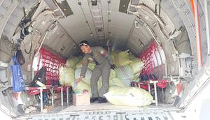 Cabai hasil panen petani di Kabupaten Bener Meriah, Aceh diangkut menggunakan pesawat Airbus CN-295M milik Tentara Nasional Indonesia Angkatan Udara (TNI AU). (Foto: Bapanas)