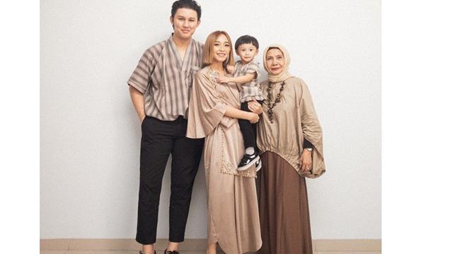 Jarang Tersorot, Ini 7 Potret Rinni Wulandari dan Keluarga Kecilnya