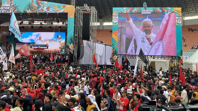 Calon presiden nomor urut 03 Ganjar Pranowo di Stadion Pakansari Bogor (Liputan6.com/Delvira Hutabarat)
