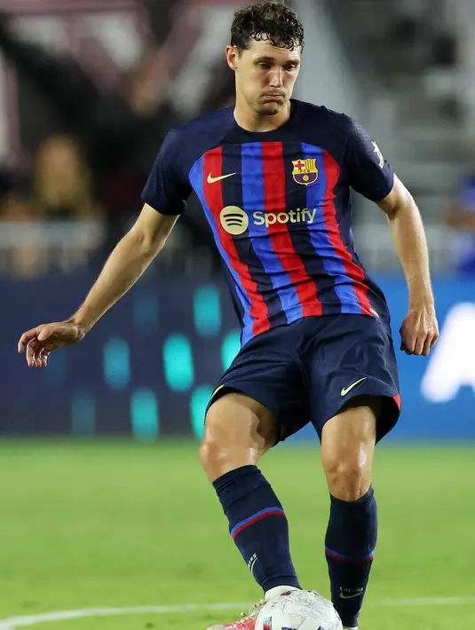 <p>Bek Barcelona, Andreas Christensen mengumpan bola saat bertanding melawan Inter Miami FC pada pertandingan persahabatan pramusim di DRV PNK Stadium di Fort Lauderdale, Florida (19/7/2022). Bercelona menang telak atas Inter Miami 6-0. (AFP/Michael Reaves)</p>