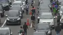 Antrean kendaraan saat hendak keluar tol Jagorawi menuju jalur Puncak di Bogor, Jawa Barat, Sabtu (22/12). Parahnya antrean jelang libur Natal dan Tahun Baru membuat kepolisian setempat memberlakukan sistem buka tutup jalur. (Merdeka.com/Imam Buhori)