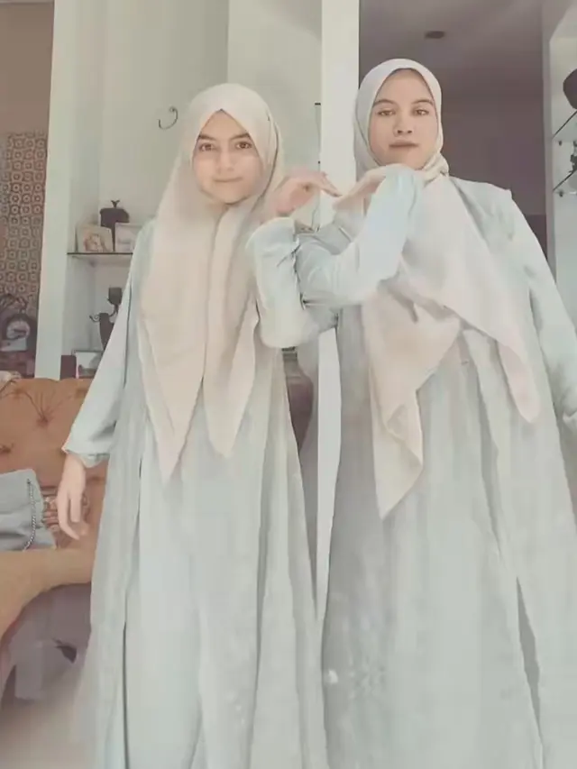 Sienna Kasyafani Saat Lebaran Bersama Ibu Kandung dan Ibu Sambungnya. [@nesyanabila]